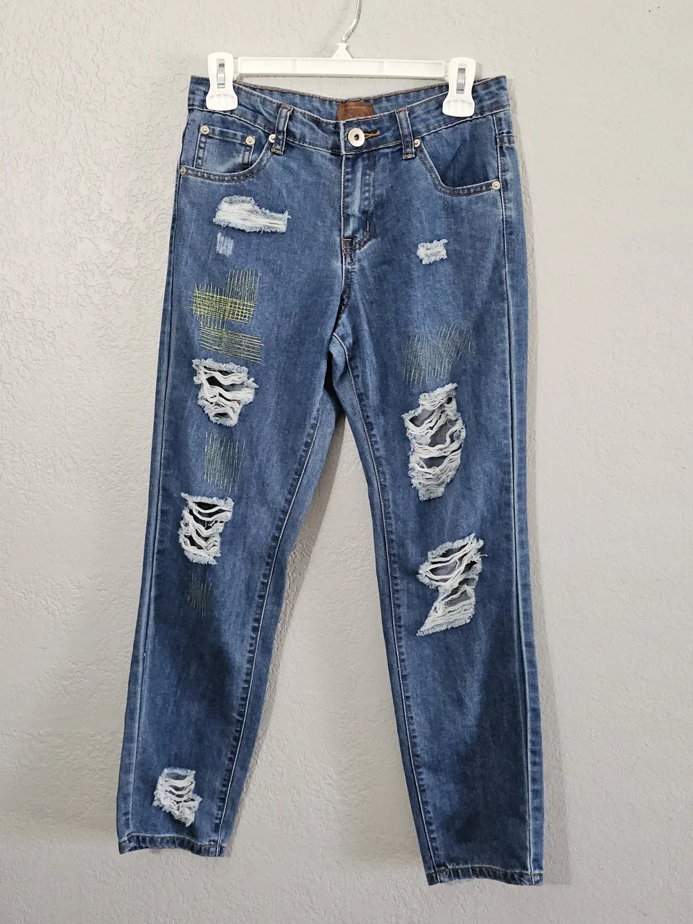 POL Distressed Ankle Jeans With Embroidery Relaxed Fit Womens Small - Picture 1 of 8